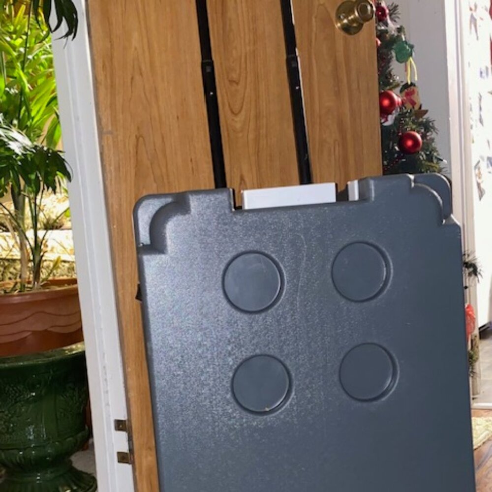 ICECOVE COOLER WITH SOLAR USB CHARGER
